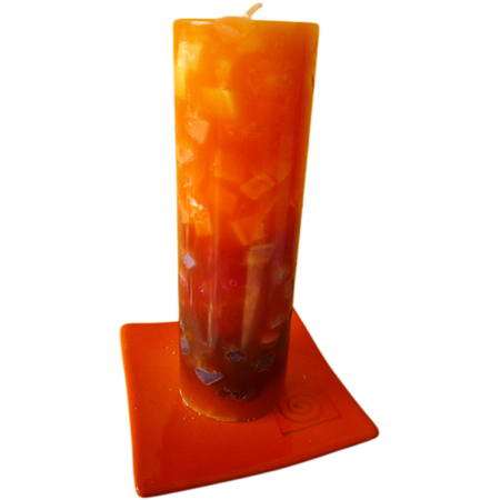 Kerzen Würfeltechnik Zylinder. Orange Grundfarbe Wachswürfelkerzen auf Keramikteller